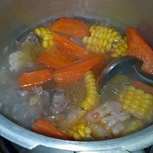 玉米红萝卜排骨汤