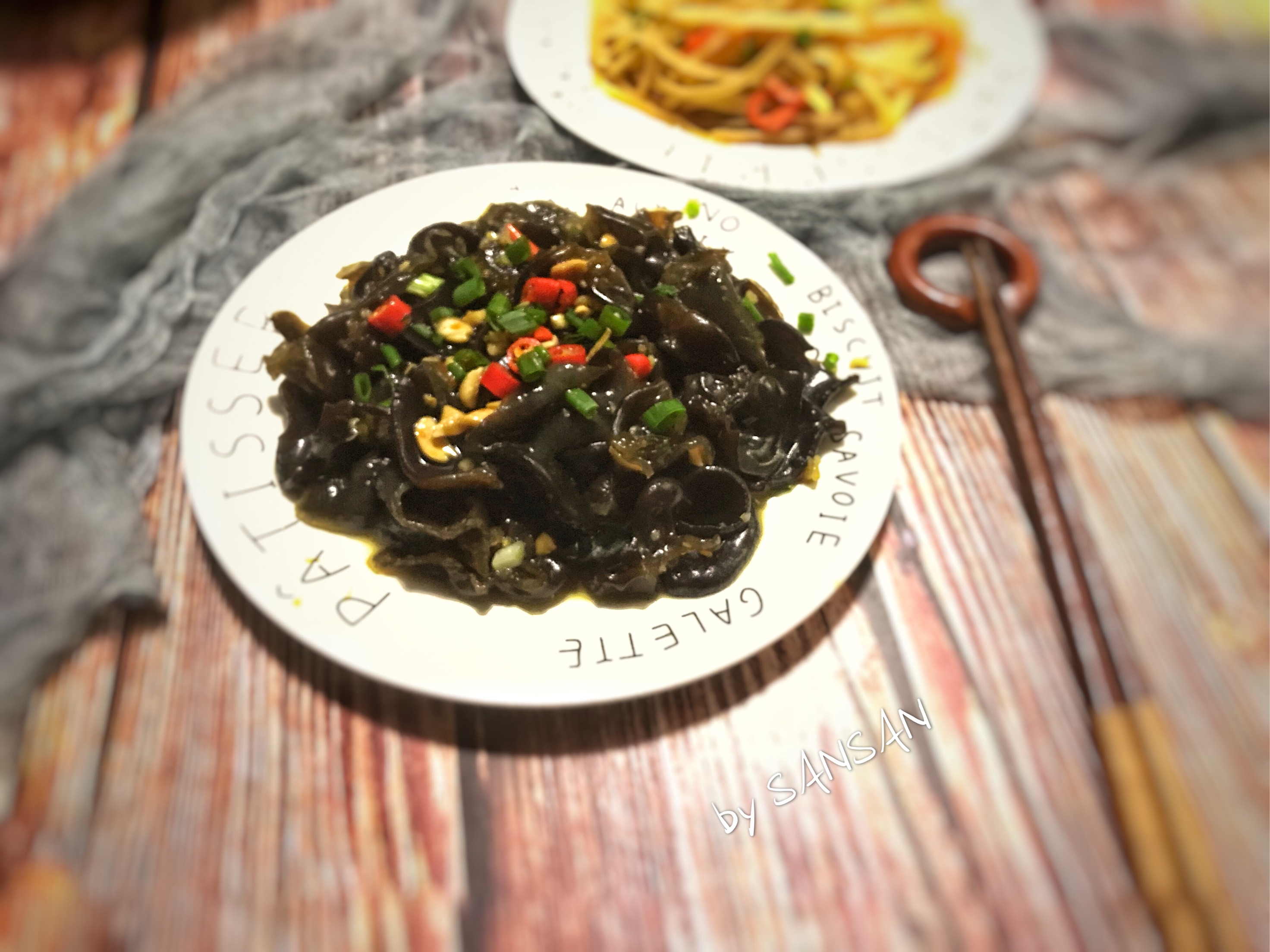 A small cold dish with hot and sour fungus