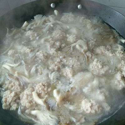 蘑菇肉圆子汤