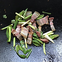 蒜苗辣椒炒腊肉的做法图解5