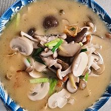 好鲜美的菌菇汤