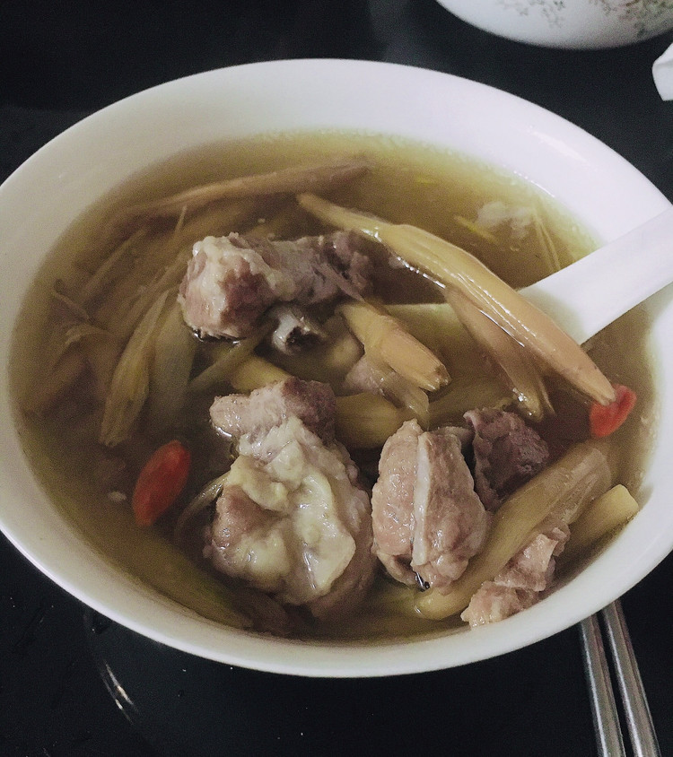 黄花菜排骨汤的做法