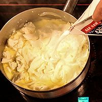 榛果油煎鲑鱼佐巴萨米克醋花椰菜泥的做法图解4