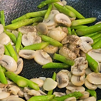 口蘑炒芦笋的做法图解6