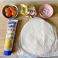 手抓饼新吃法：咸蛋黄可颂的做法图解1