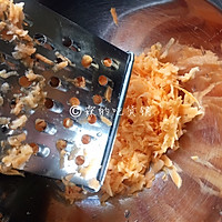红薯丝煎饼——香甜的快手小零食的做法图解2
