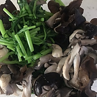 茼蒿拌蘑菇的做法图解3