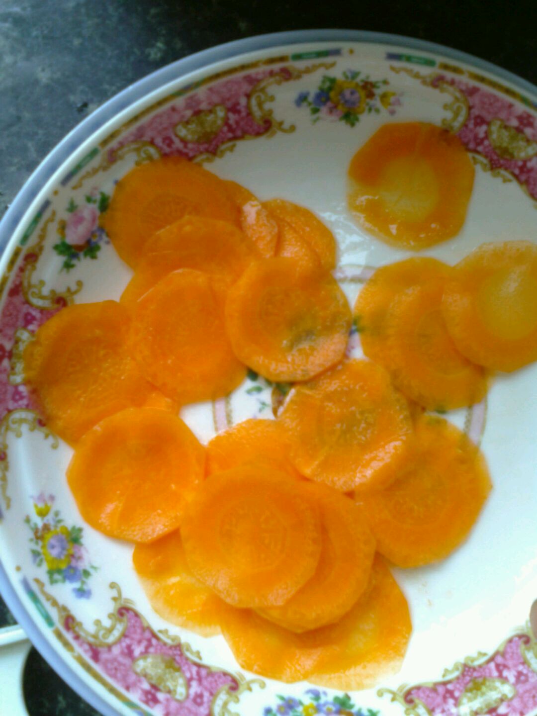 1根黄花1根胡萝卜，教你做一个漂亮的盘子装饰，太简单了_菜品