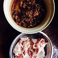 茶树菇干锅五花肉的做法图解1