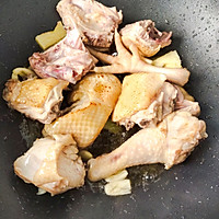 板栗炖鸡的做法图解3