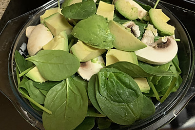 Salad: 小菠菜叶片， 蘑菇， 牛油果