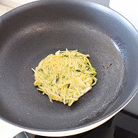 简单快手嫩南瓜土豆饼的做法图解4