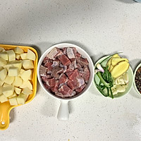红烧土豆炖牛腩的做法图解1