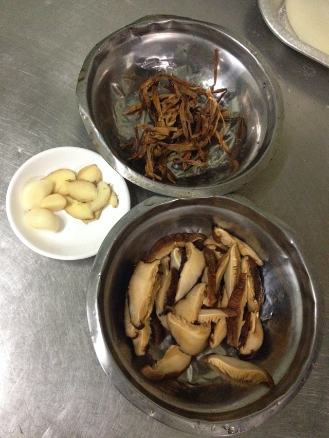冬菇金针焖鸡的做法图解2