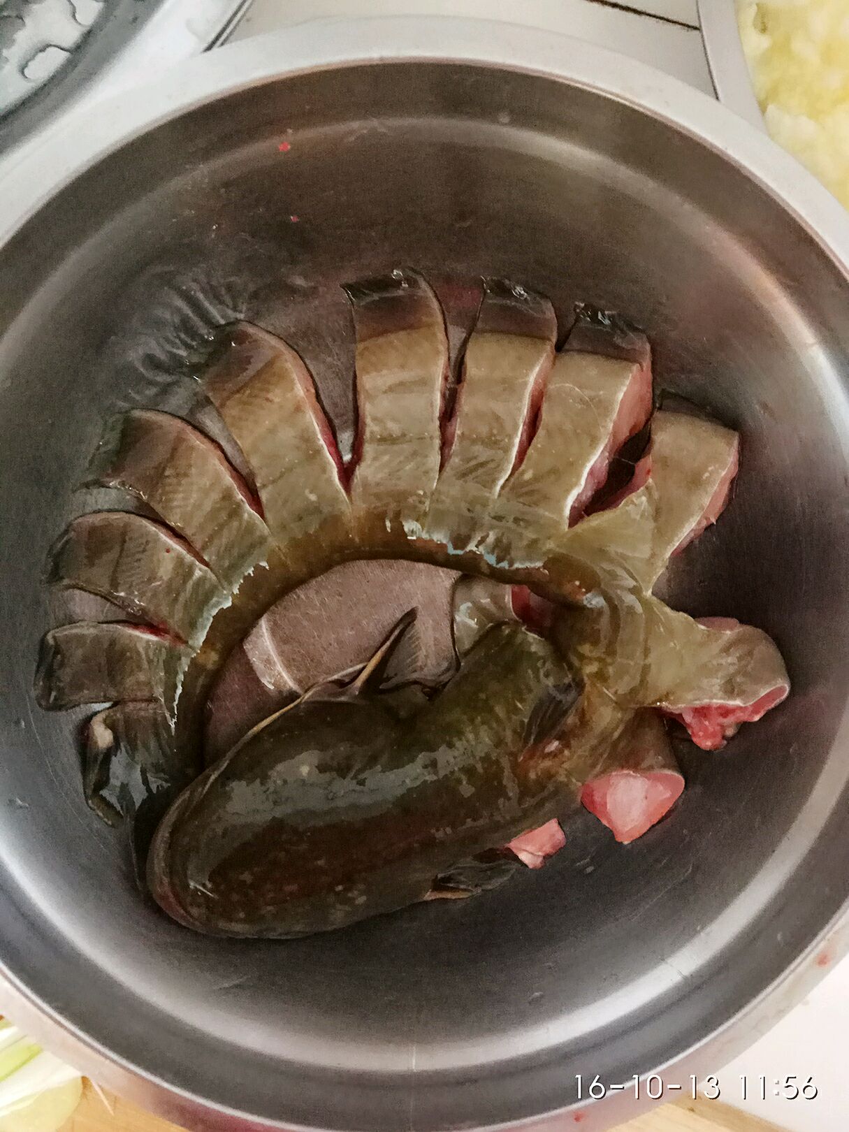 教你大蒜烧鲶鱼的家常做法，鲶鱼这样处理没有一点腥味，肉嫩多汁_哔哩哔哩_bilibili