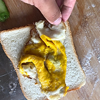 #爽口凉菜，开胃一夏！#火腿鸡蛋三明治的做法图解2