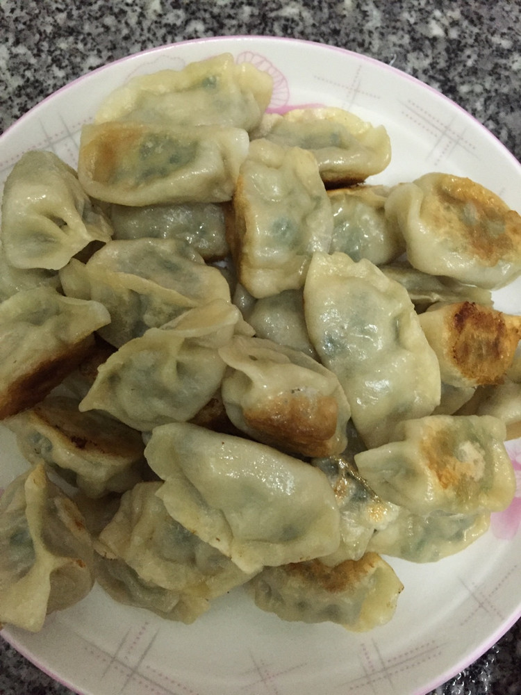 韭菜肉馅锅贴的做法