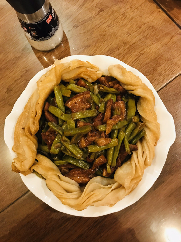 一锅熟：五花肉炖豆角粘卷子的做法