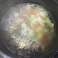 佛手瓜猪骨汤的做法图解3