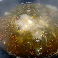 汤都可以泡两碗饭的酸菜鲫鱼的做法图解6