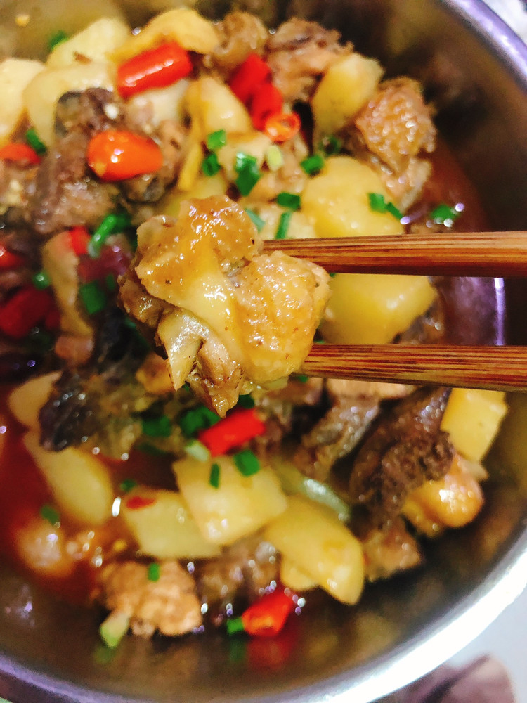 土豆烧土鸡的做法