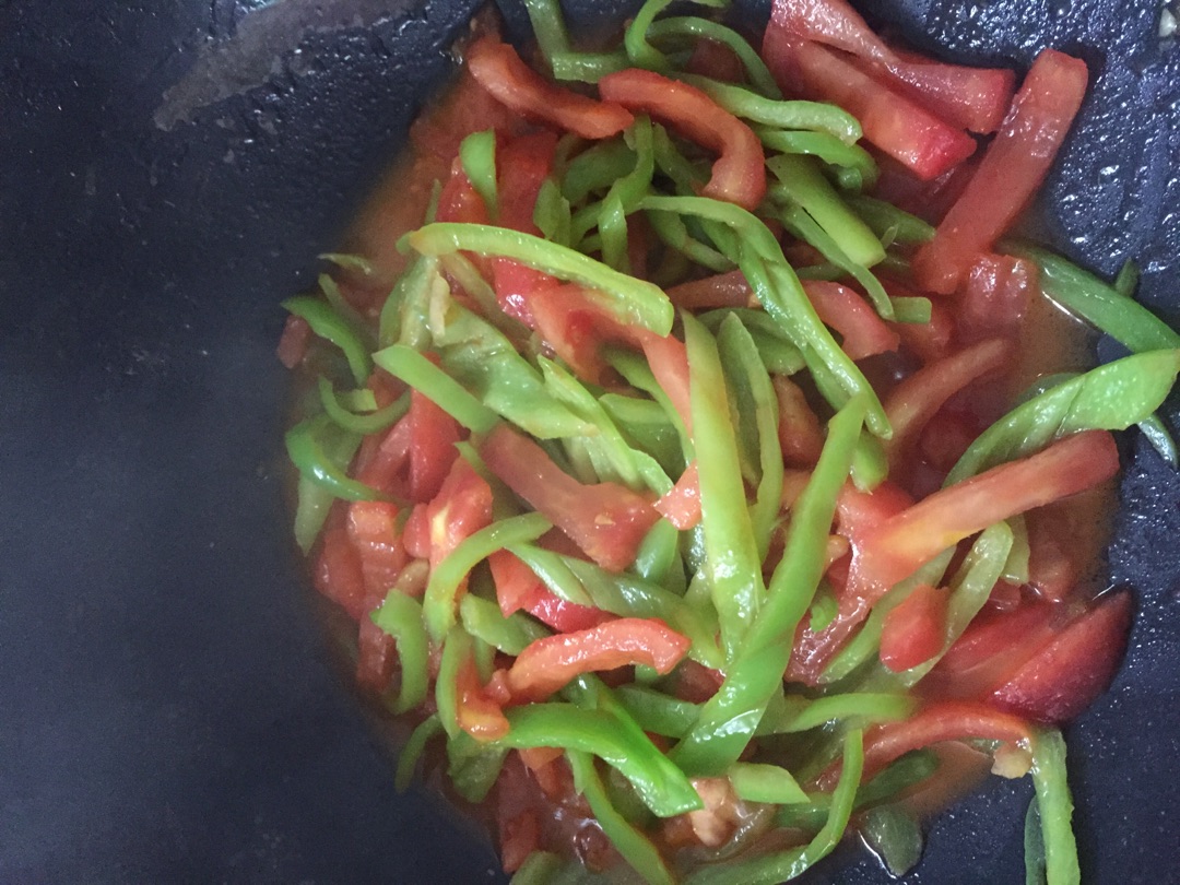 西紅柿炒辣椒怎麼做_西紅柿炒辣椒的做法_豆果美食