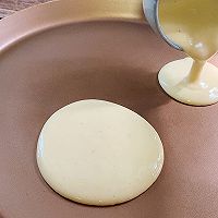 松软可口的香蕉松饼的做法图解5
