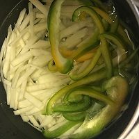 酸辣土豆丝的做法图解1