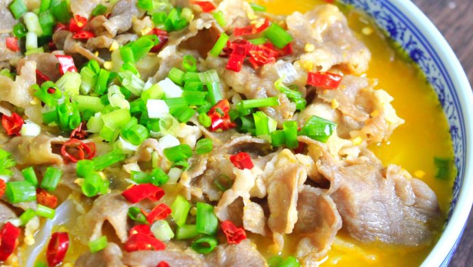 酸汤金针菇牛河肥牛锅