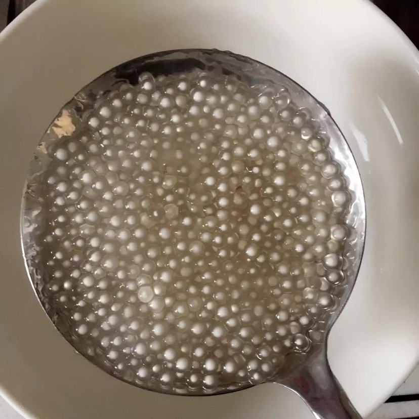 西米露奶茶的做法图解2