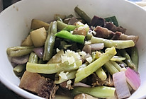 腊肉焖豆角的做法