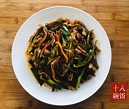不能错过的美食-香辣炒猪耳的做法