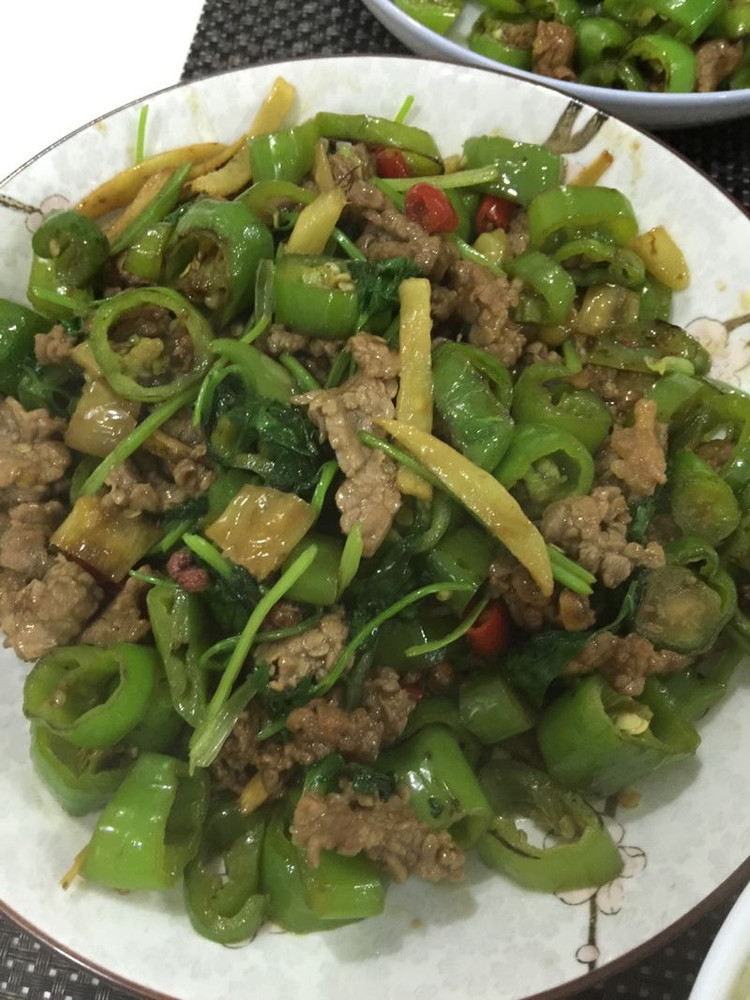 双椒炒香菜牛肉的做法