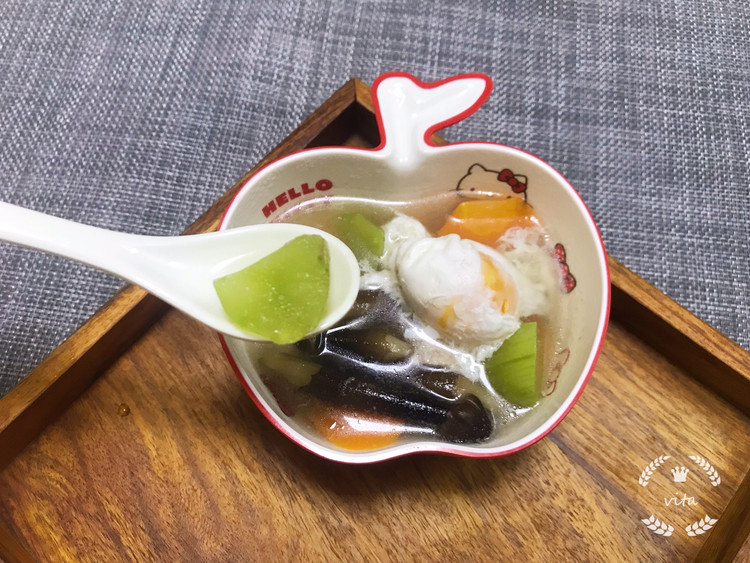 莴笋红萝卜蘑菇滚咸蛋的做法