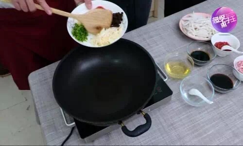 老友炒粉虫的做法图解2