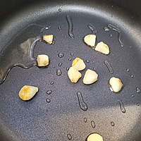 蒜香皮蛋菠菜（吃一口就会爱上的菜）的做法图解3
