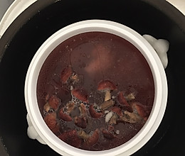 野生红菇排骨汤的做法