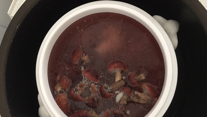 野生红菇排骨汤