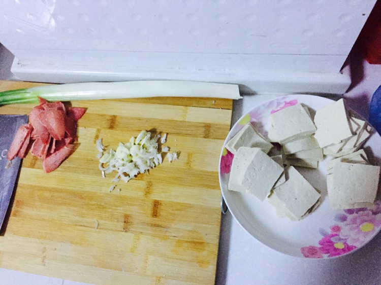 煎豆腐片炒肉的做法图解1