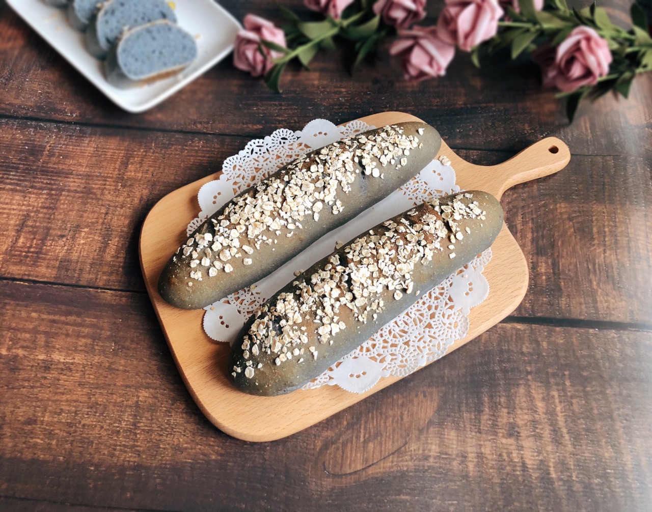 Whole wheat bread protected by oats
