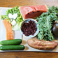 煎三文鱼牛油果沙拉配小黄瓜果蔬汁的做法图解1