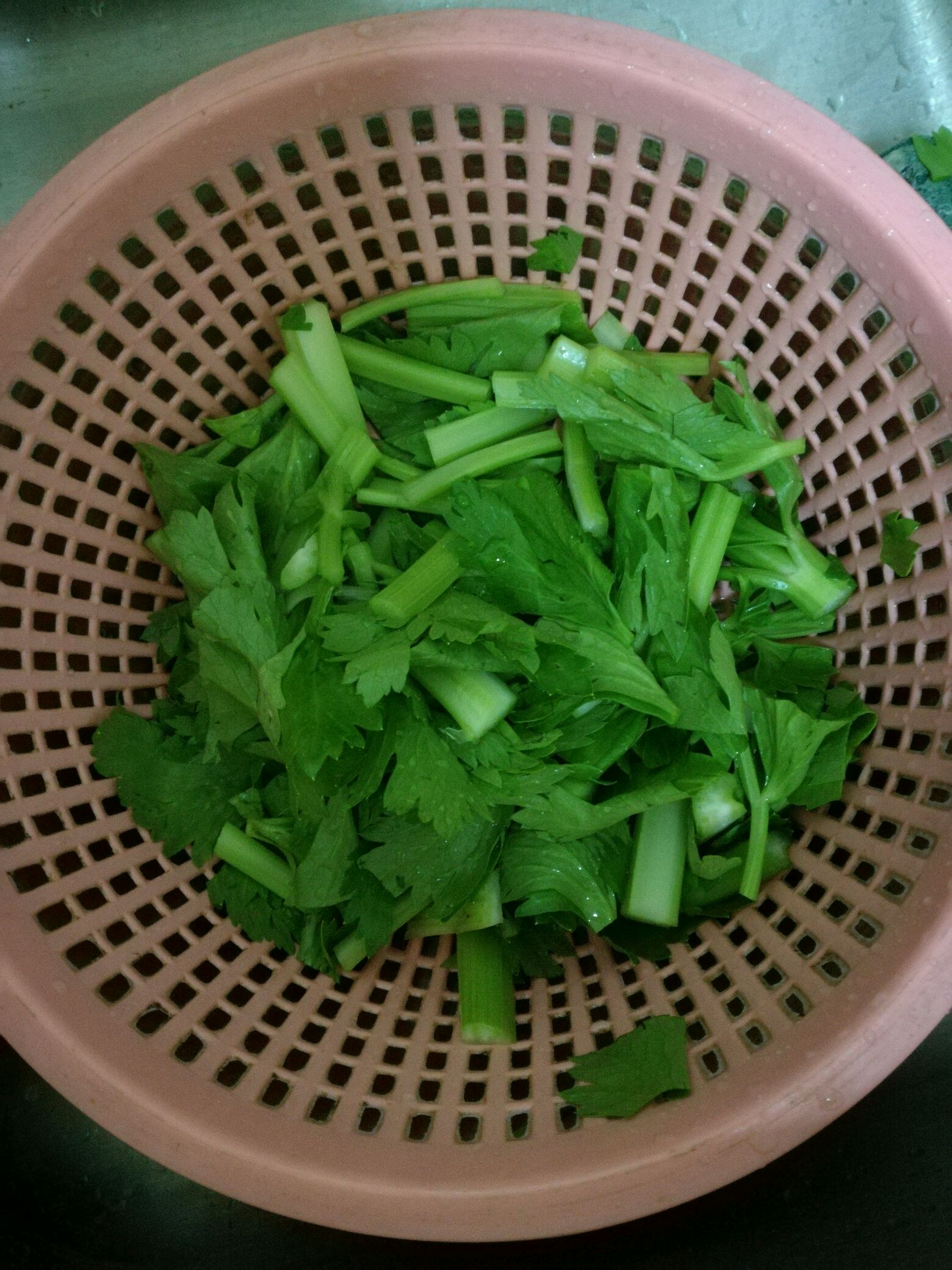 如何制作简单美味的芹菜？