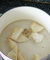 秋季清补靓汤--榴莲壳煲鸡汤的做法图解2