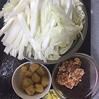 五花肉炖大白菜油豆腐的做法图解1