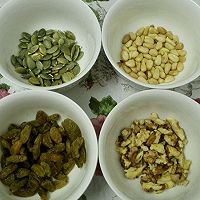 低脂低糖的全麦果粒麦芬（核桃，松子，南瓜子，葡萄干）的做法图解1