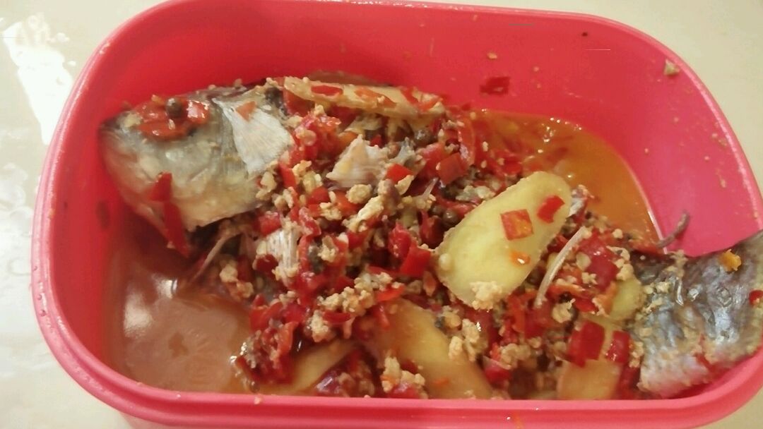 Boiled crucian with chopped peppers