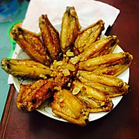越南菜—鸡翅煎鱼露的做法图解1