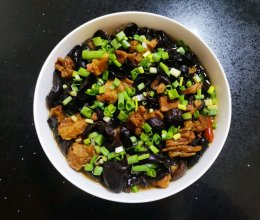 炖煮香：香菇木耳带筋牛腩的做法