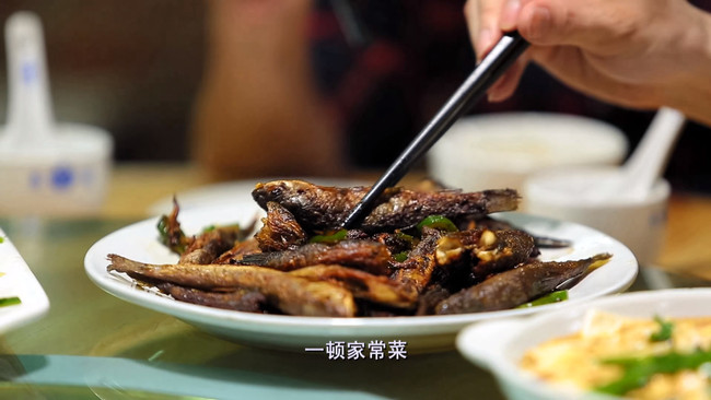 《老广的味道》广东人的山间美味-油煎山坑鱼的做法