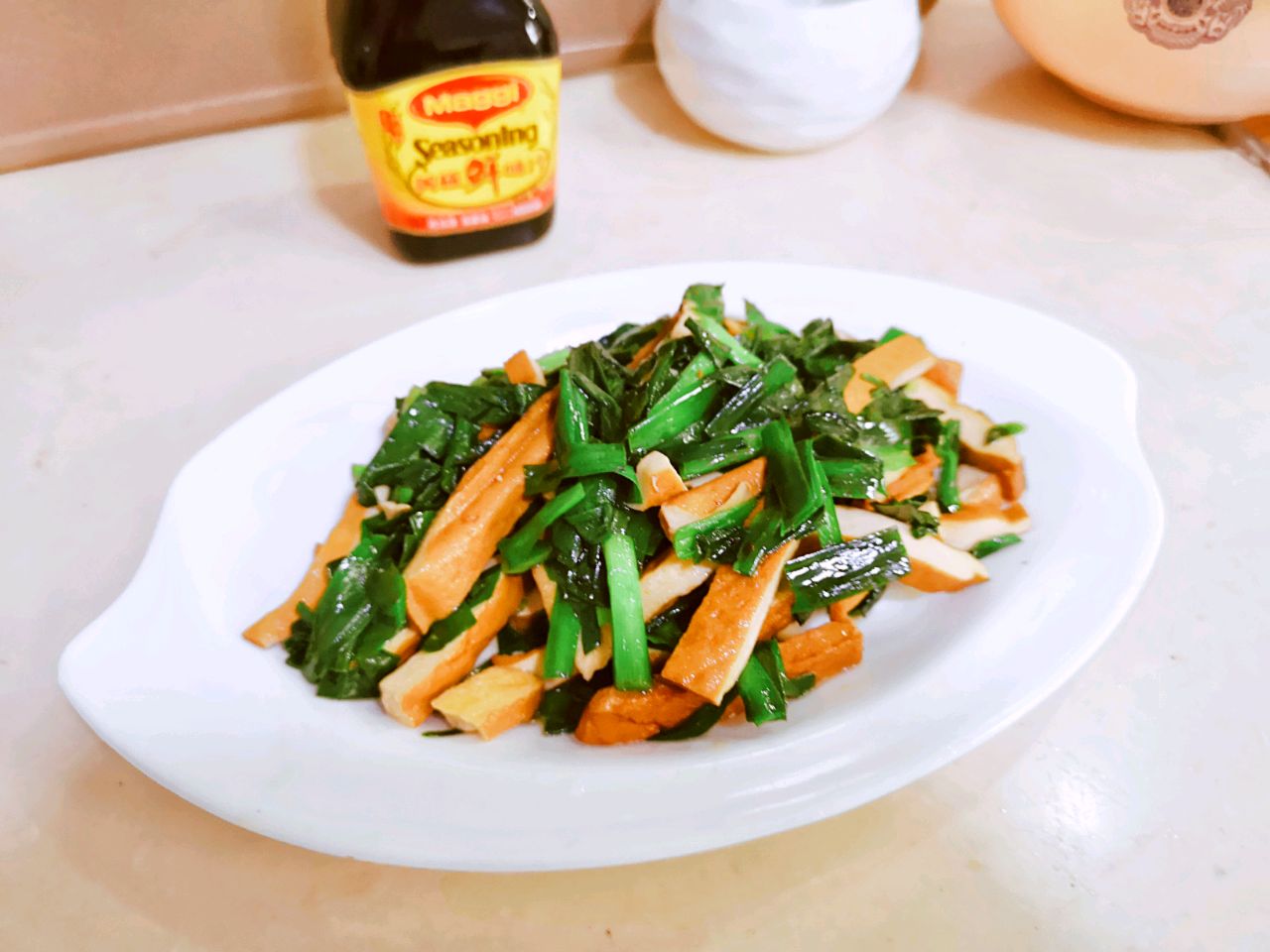 韭菜豆干加它炒，鲜嫩可口，上桌秒光，营养丰富，好吃又下饭_豆腐干